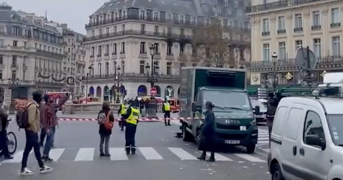 VIDEO | Incendiu puternic în centrul Parisului, lângă Opera Garnier