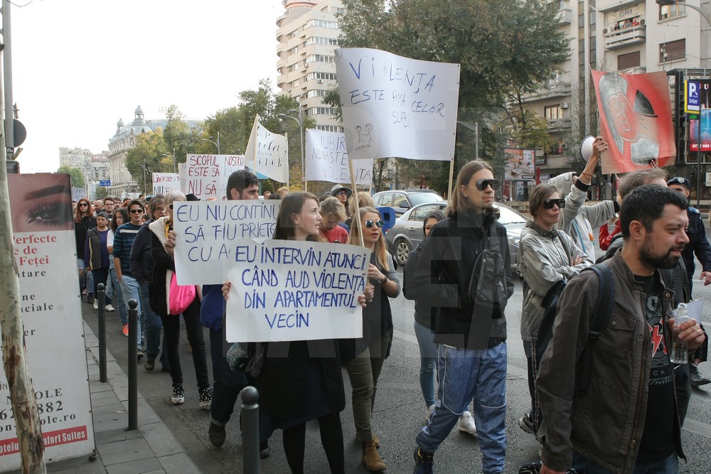 GALERIE FOTO/ Marş împotriva violenţei domestice, în Bucureşti: "Împreună pentru siguranţa femeilor"