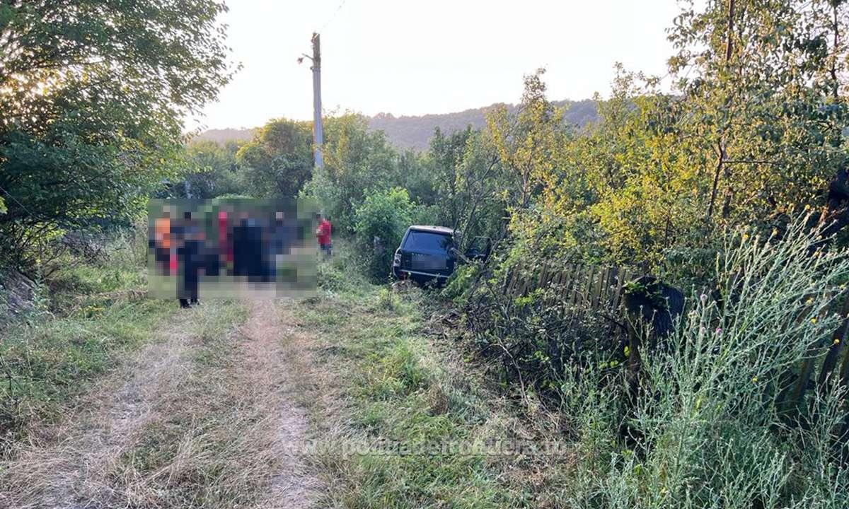 17 migranți, găsiți ascunși într-o mașină în Mehedinți. Șoferul a încercat să scape de poliție, dar a făcut accident