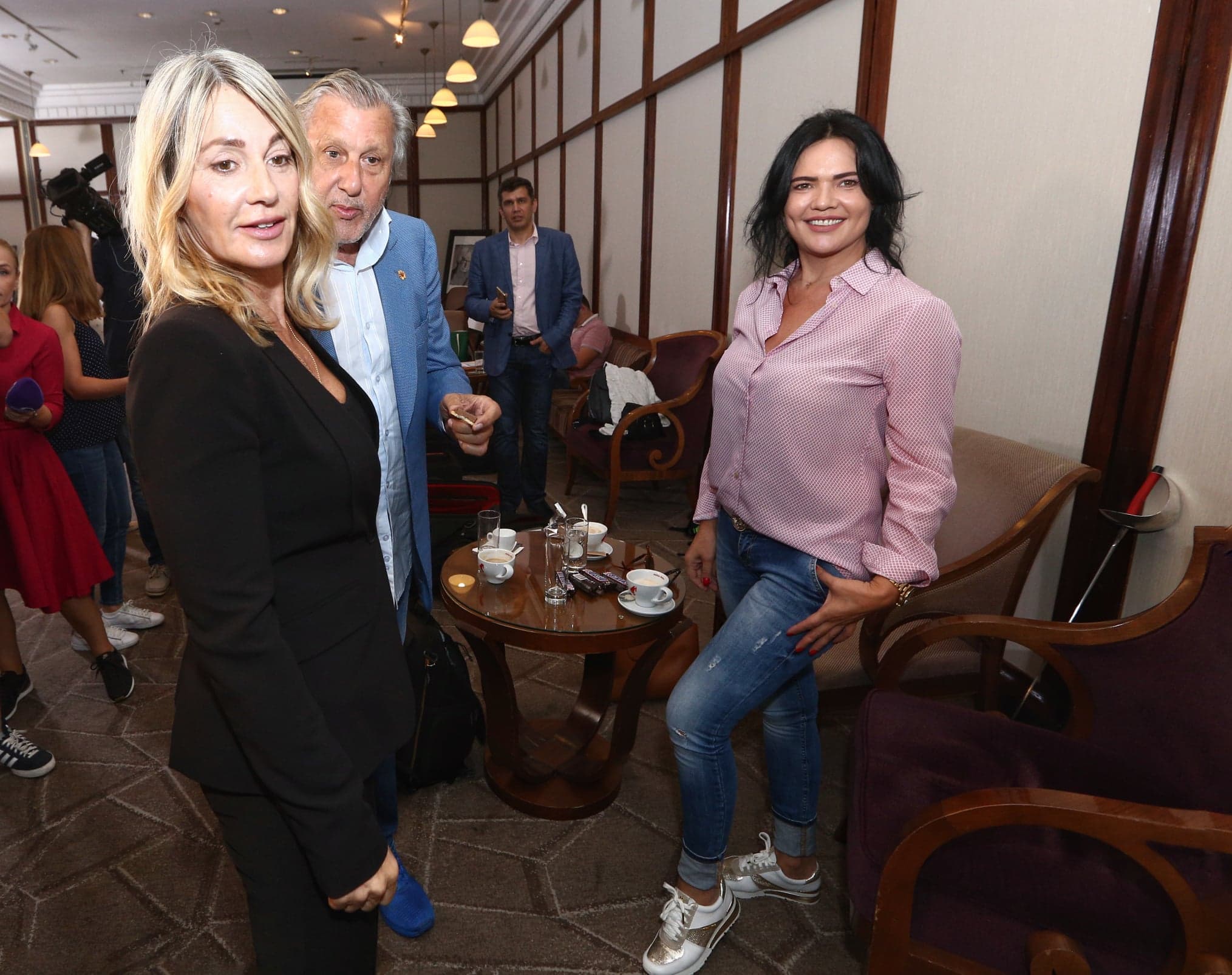 FOTO/ Ilie Năstase și-a scos în lume noua iubită. ”Nu-i mai faceți poze lu’ asta mică, că se sperie”