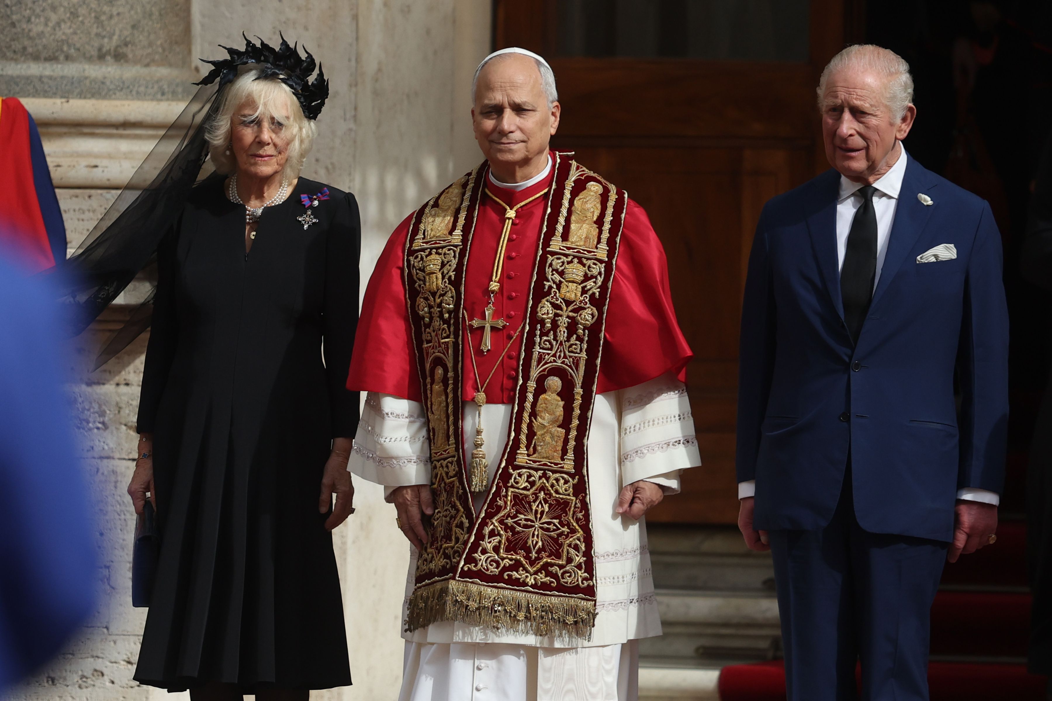 Cum a apărut regina Camilla la Vatican. Regele Charles și Papa Leon s-au rugat împreună în Capela Sixtină