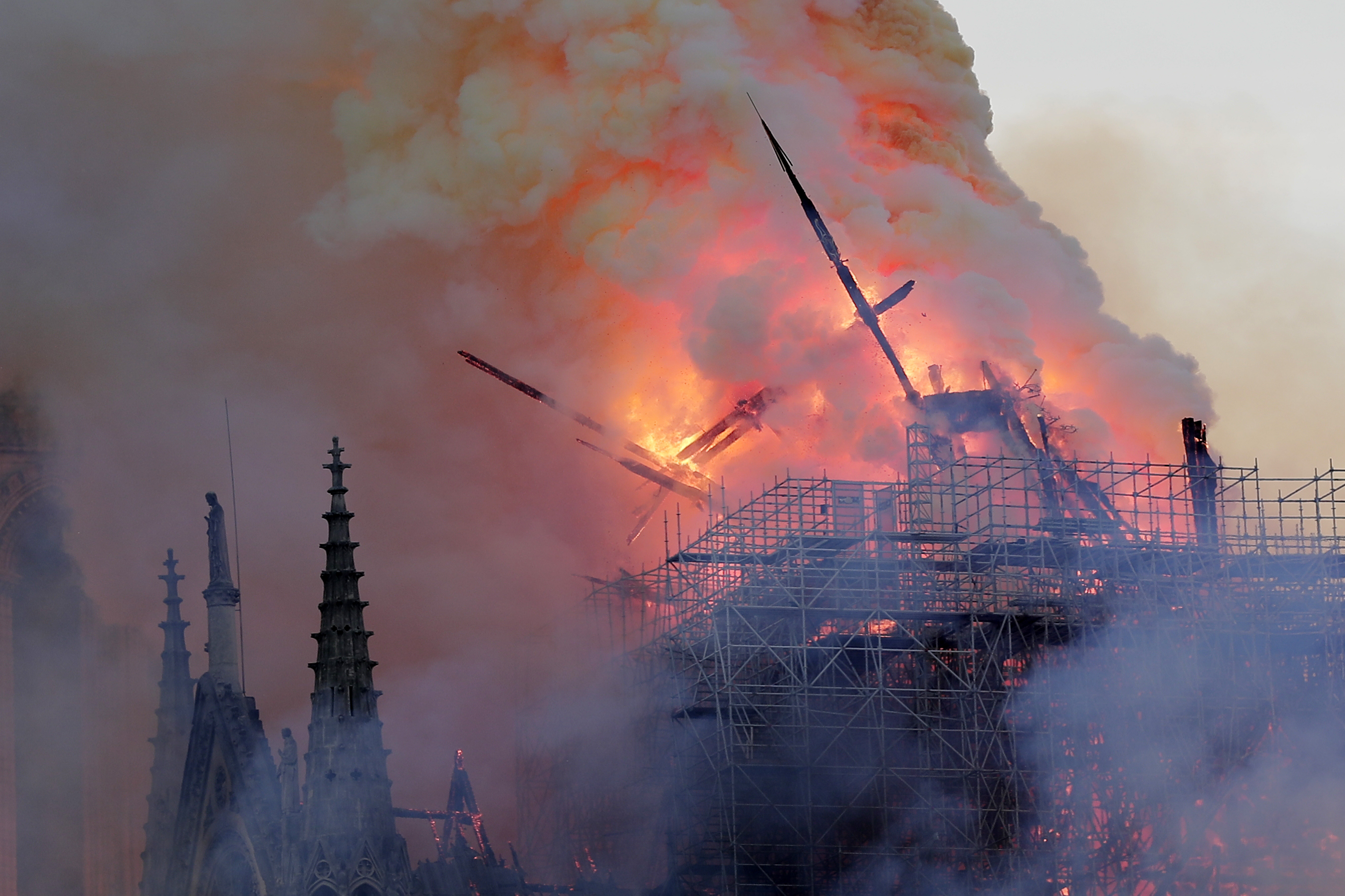 UPDATE | Incendiul de la Catedrala Notre-Dame din Paris a fost stins după 9 ore! Donald Tusk: „Europa va ajuta la reconstrucție”