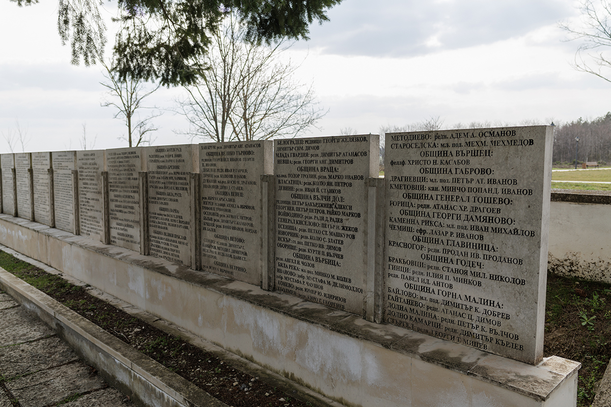 Ce rămâne după războaie: nimeni nu-i mai strigă pe nume pe miile de români din gropile comune de la Turtucaia FOTOREPORTAJ