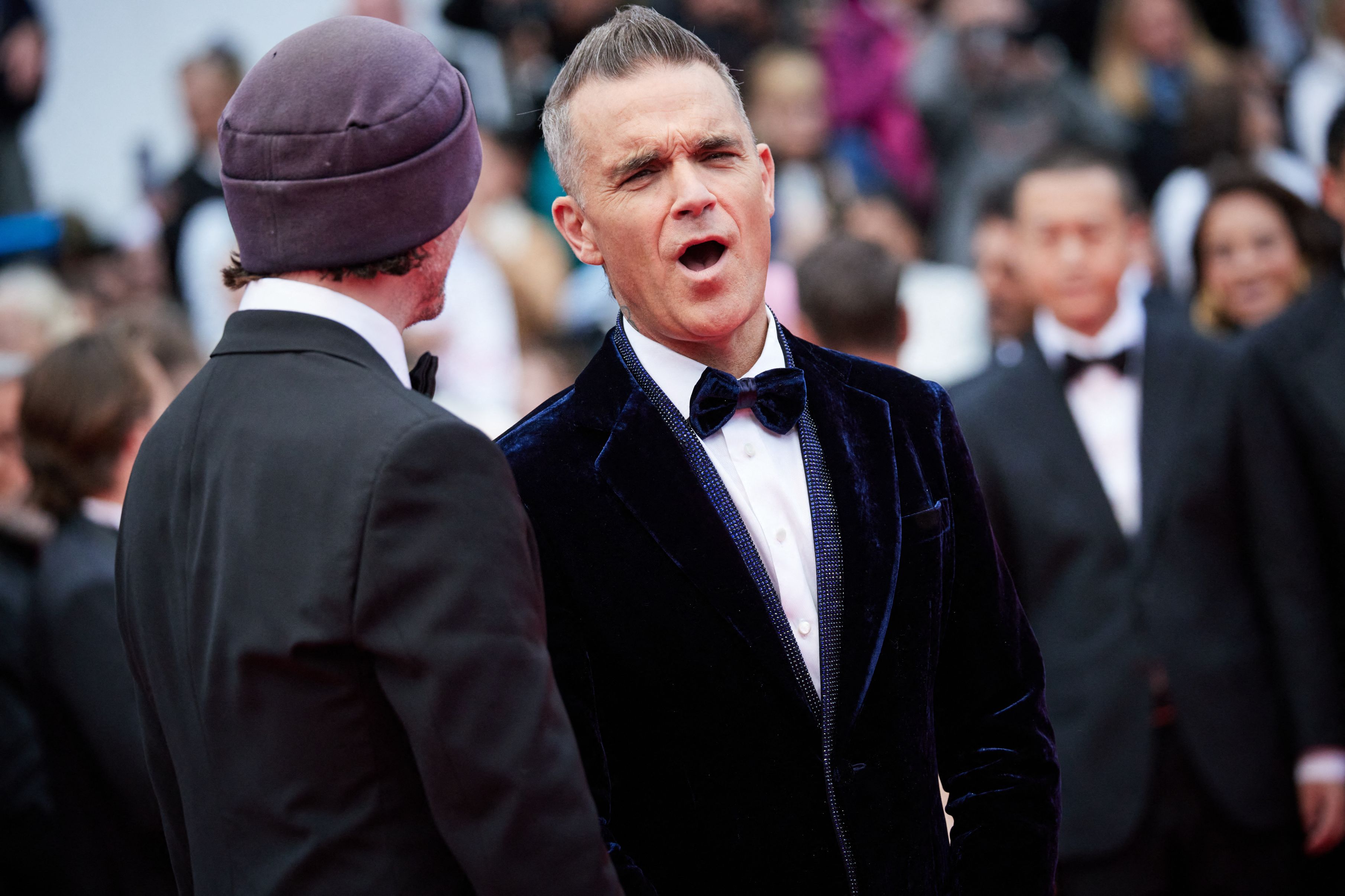 FOTO. Robbie Williams, lecție de eleganță la Cannes. A venit să vadă filmul cu DiCaprio și De Niro. Peste două săptămâni vine la București