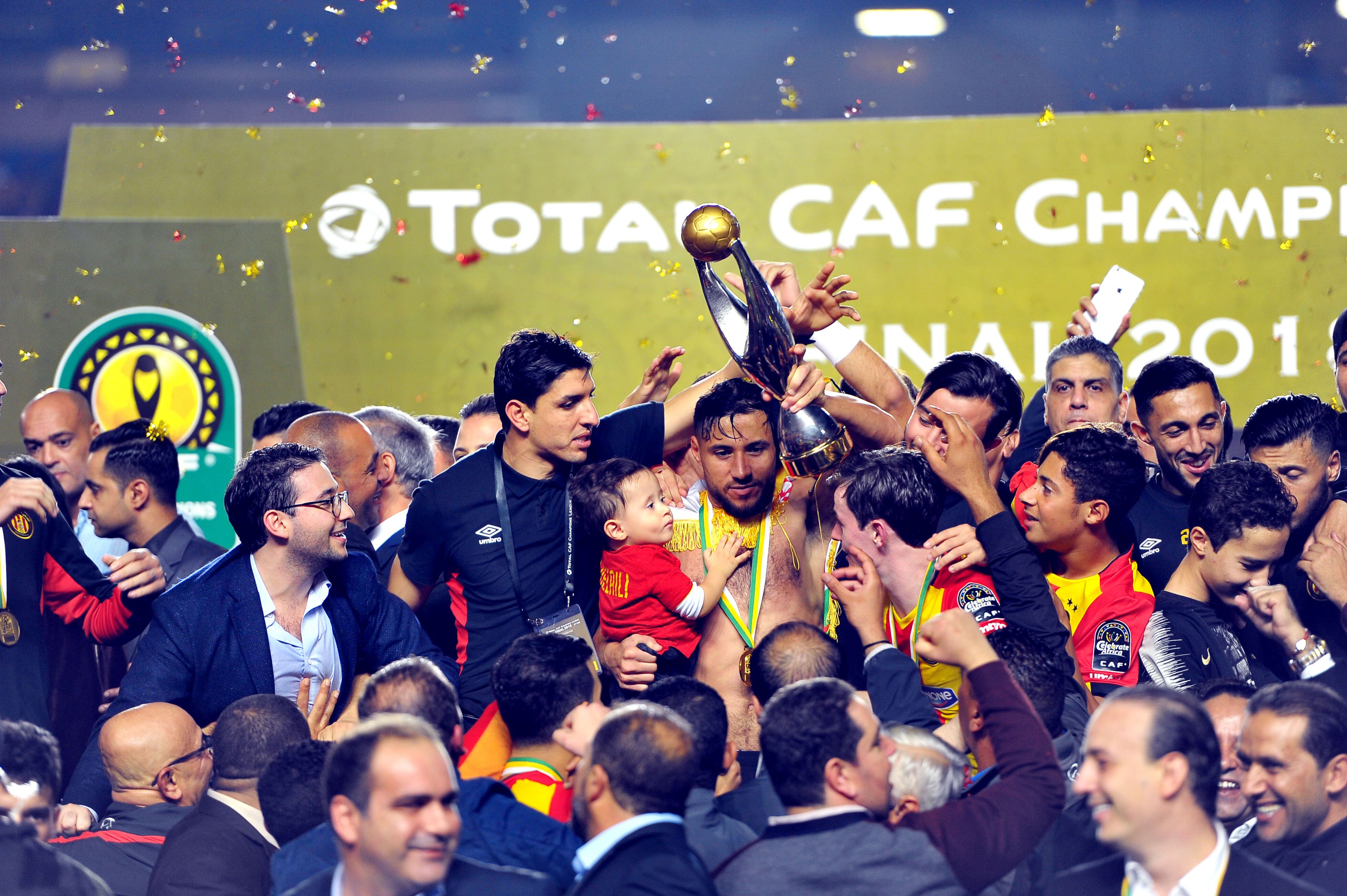 A intrat cu mașina în oamenii care sărbătoreau victoria unei echipe de fotbal din Tunisia. Imagini șocante, transmise live pe Facebook / VIDEO