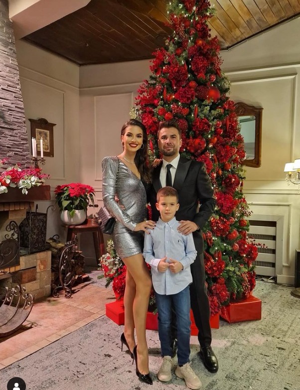 Mesajul pe care i l-a transmis public Adrian Mutu soției Sandra, care și-a sărbătorit ziua de naștere: „Sper să te simți cea mai fericită femeie”