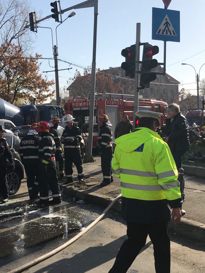 FOTO | O mașină s-a răsturnat luni, la intersecția străzilor Fabrica de Glucoză și Barbu Văcărescu, după o tamponare ușoară
