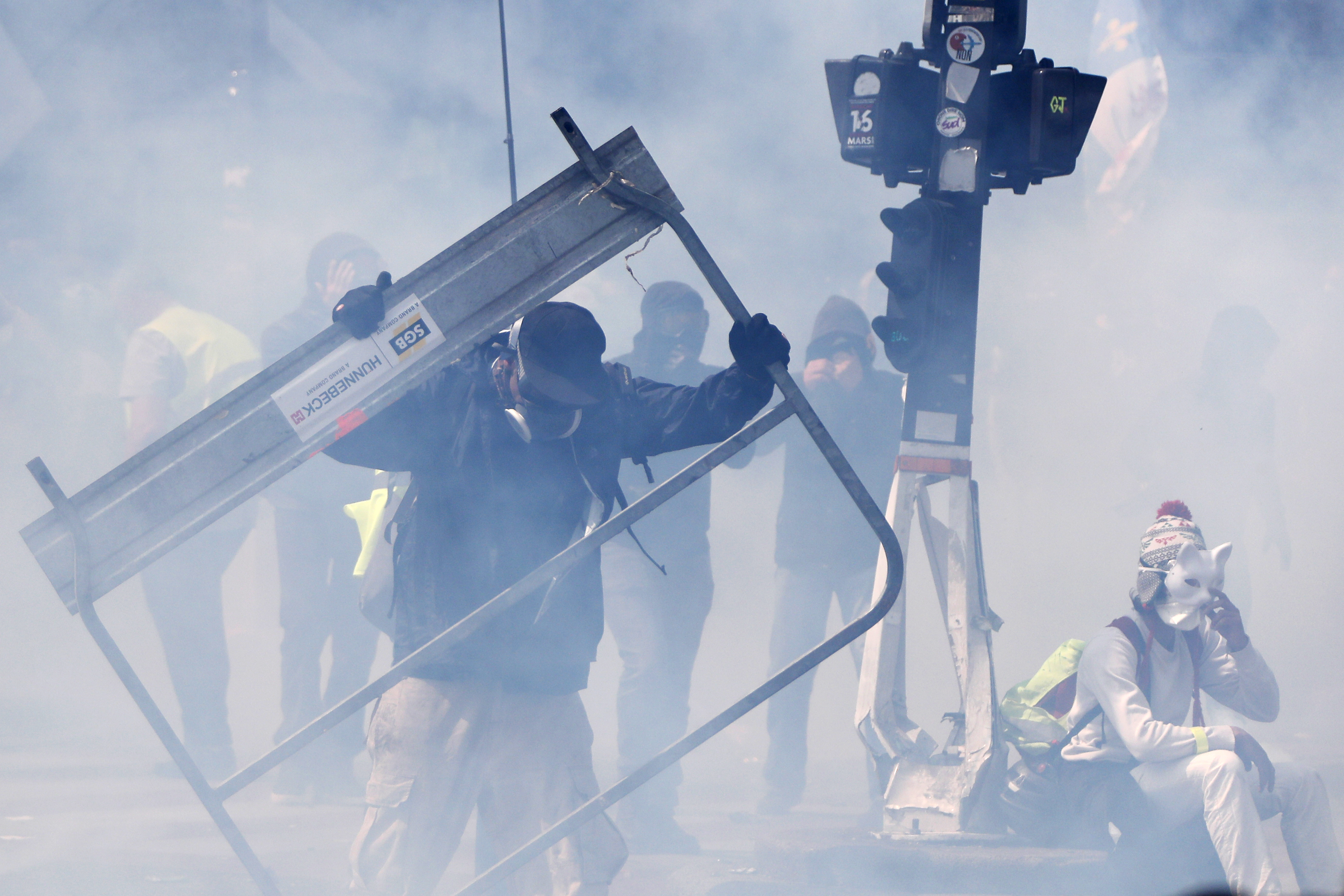 Violențe la mitingul de 1 Mai de la Paris. Poliția a făcut arestări și a lansat gaze lacrimogene (FOTO)