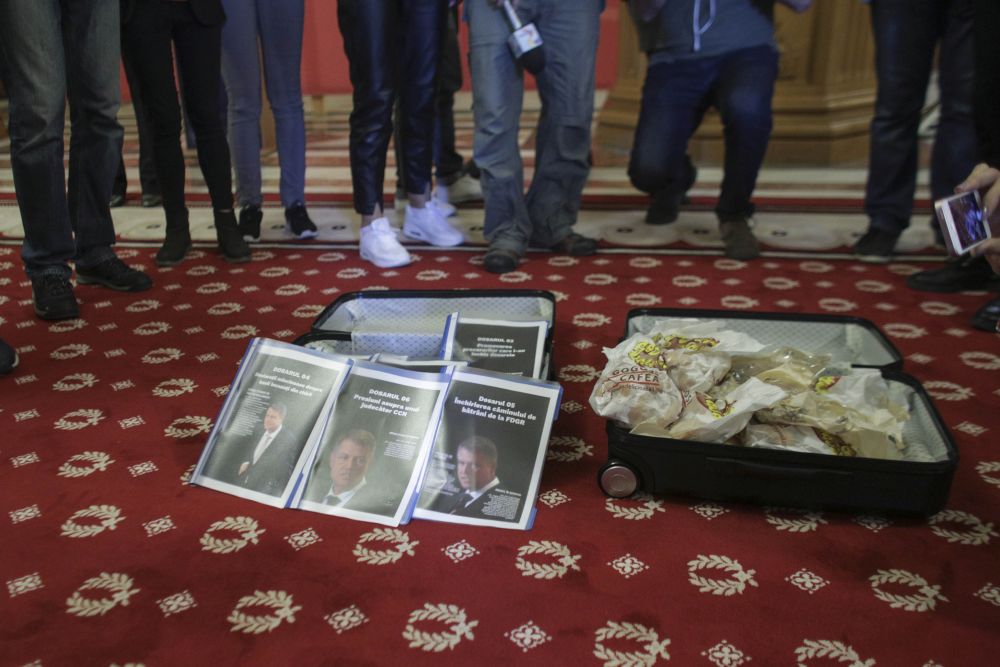 Prima reacție a lui Liviu Dragnea în scandalul #Teleormanleaks. A venit la ședința CEx cu două valize! Ce a scos din ele (FOTO&VIDEO)