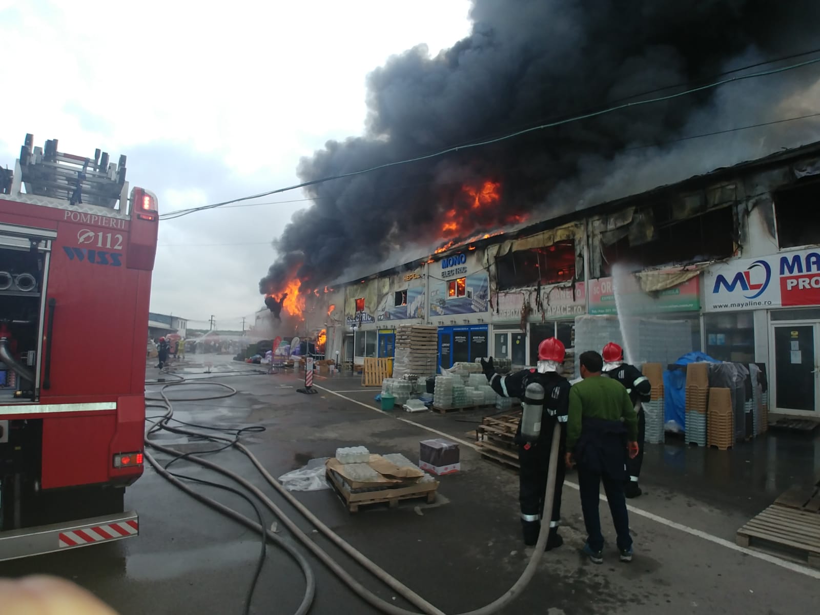 FOTO&VIDEO / Incendiu violent la un depozit de mase plastice și vopseluri de lângă București. Trei persoane au ajuns la spital
