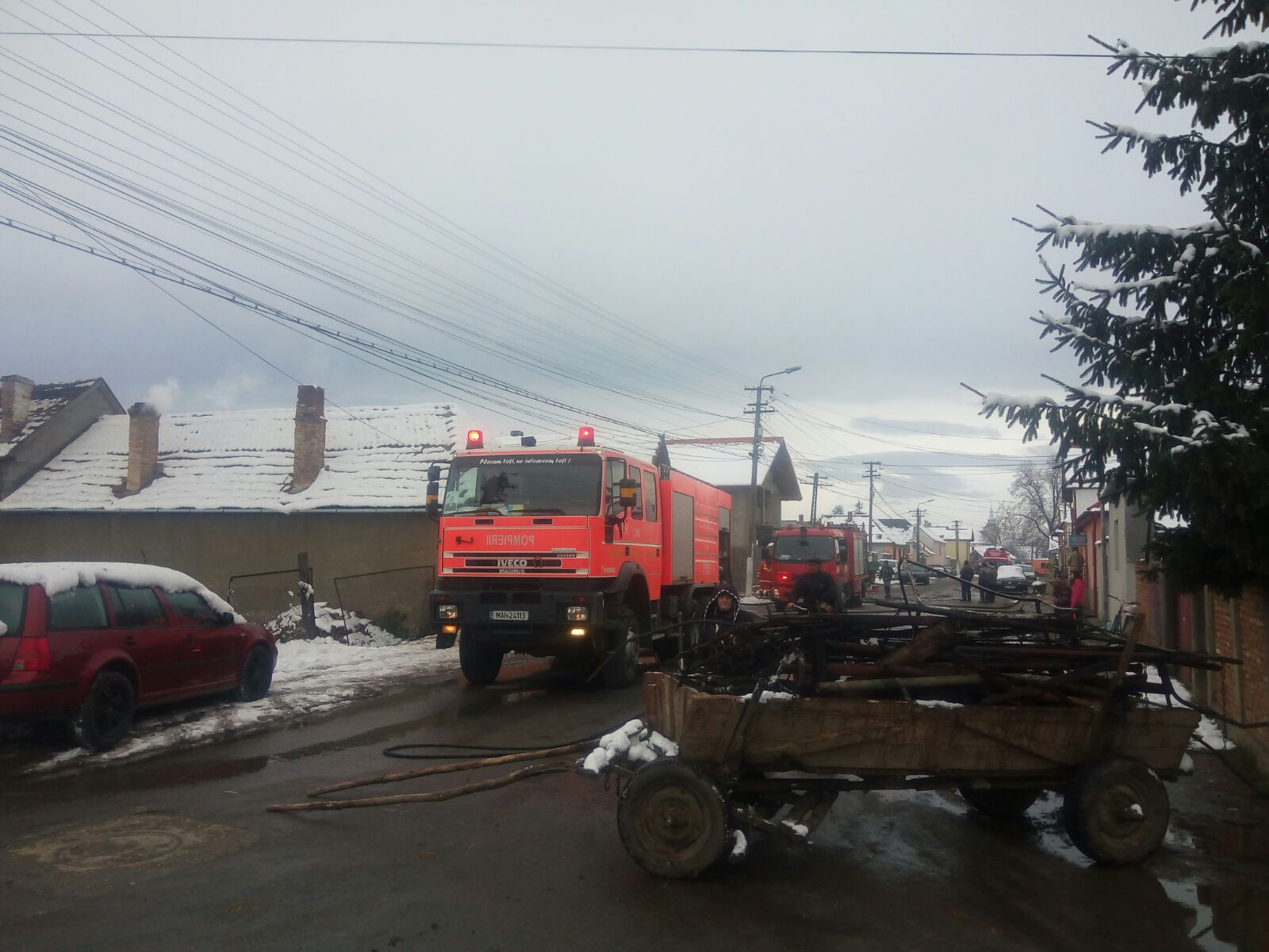 Două case şi o şură au luat foc, în localitatea braşoveană Hălchiu| FOTO/VIDEO