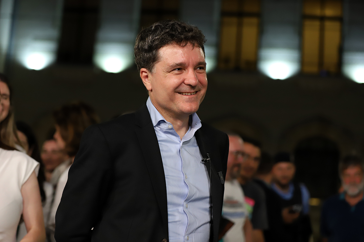 REPORTAJ Noaptea prin București când Nicușor a devenit Nicu. Alături de edilul Capitalei, în mijlocul voluntarilor și al bucureștenilor ieșiți pe răcoare la plimbare