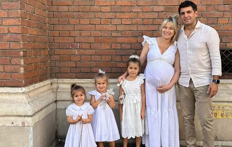 Imagini cu Laura Cosoi în costum de baie, la o lună după ce a devenit mamă pentru a cincea oară