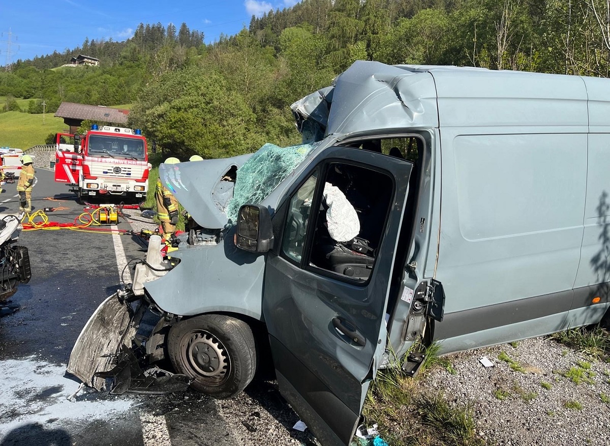 Imagini teribile de la accidentul în care pasagerii din două dube au murit, în Austria. Unul era român și avea doar 19 ani