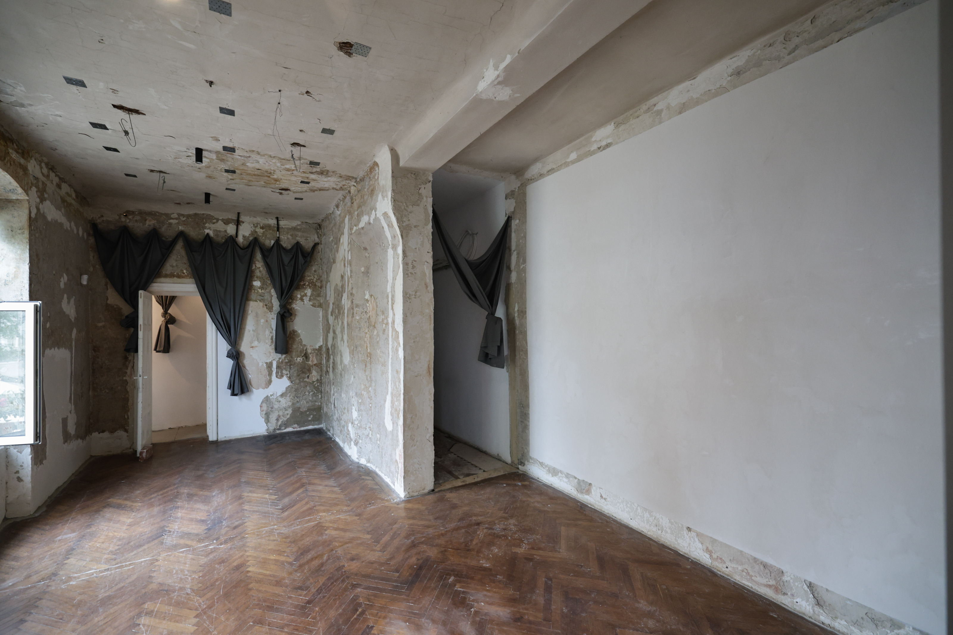Ce ascunde clădirea scorojită de lângă Casa Mița Biciclista, unde își făcea costumele Dem Rădulescu. Locul renaște acum, după zeci de ani