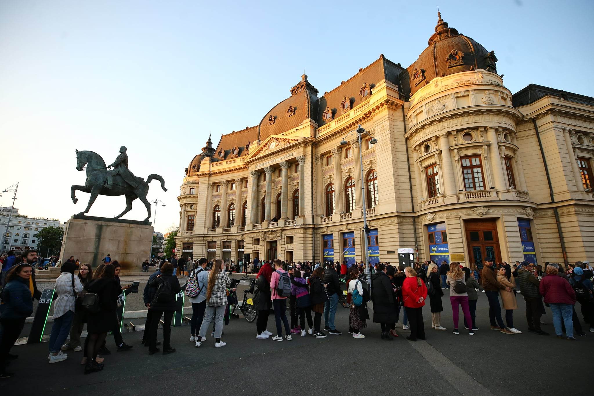 Noaptea Muzeelor 2023. Cozi de sute de metri la cele mai importante obiective culturale din București. FOTO