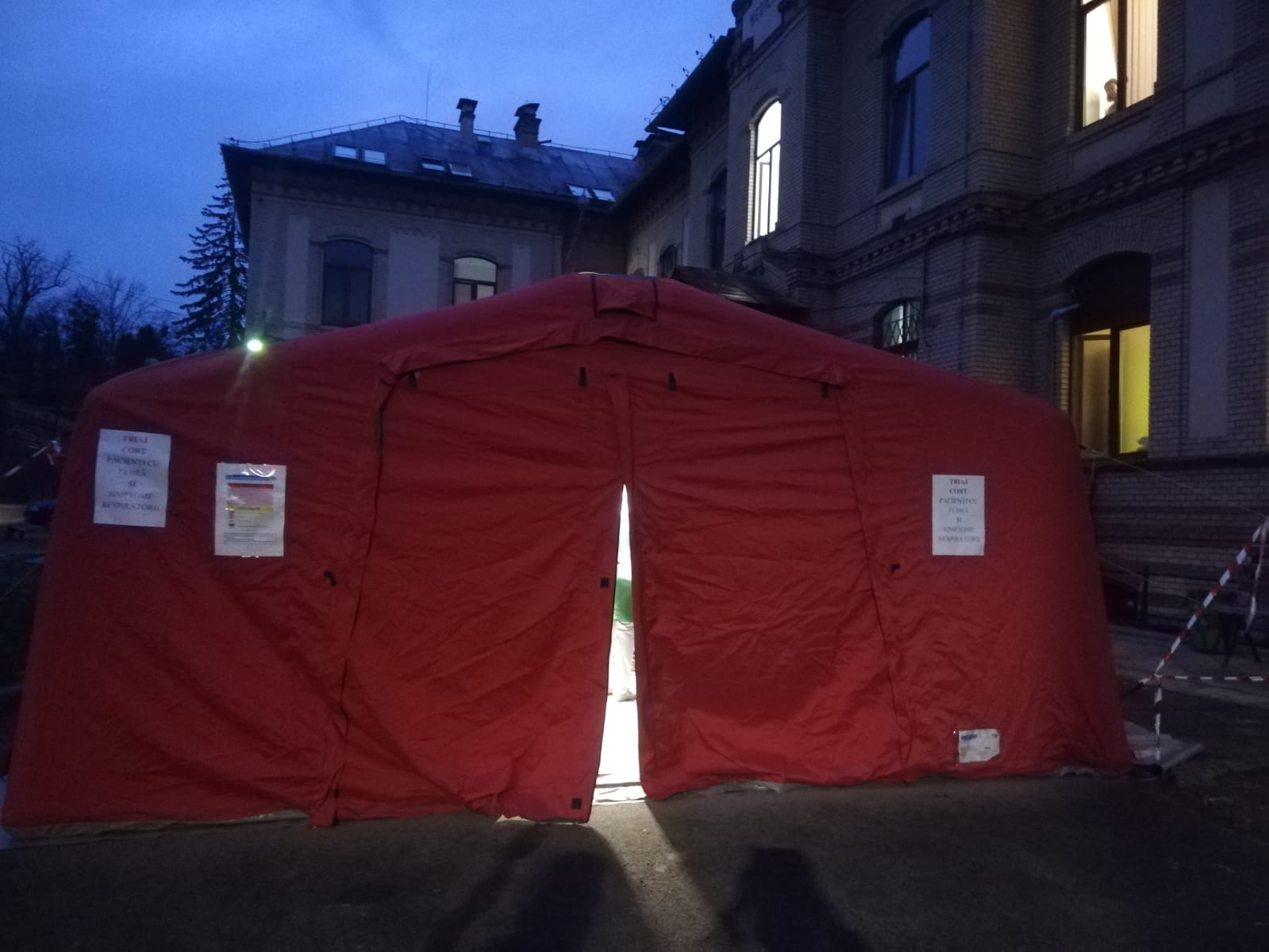 FOTO: Cum arată un cort destinat trierii suspecţilor de coronavirus. Unde a fost montat