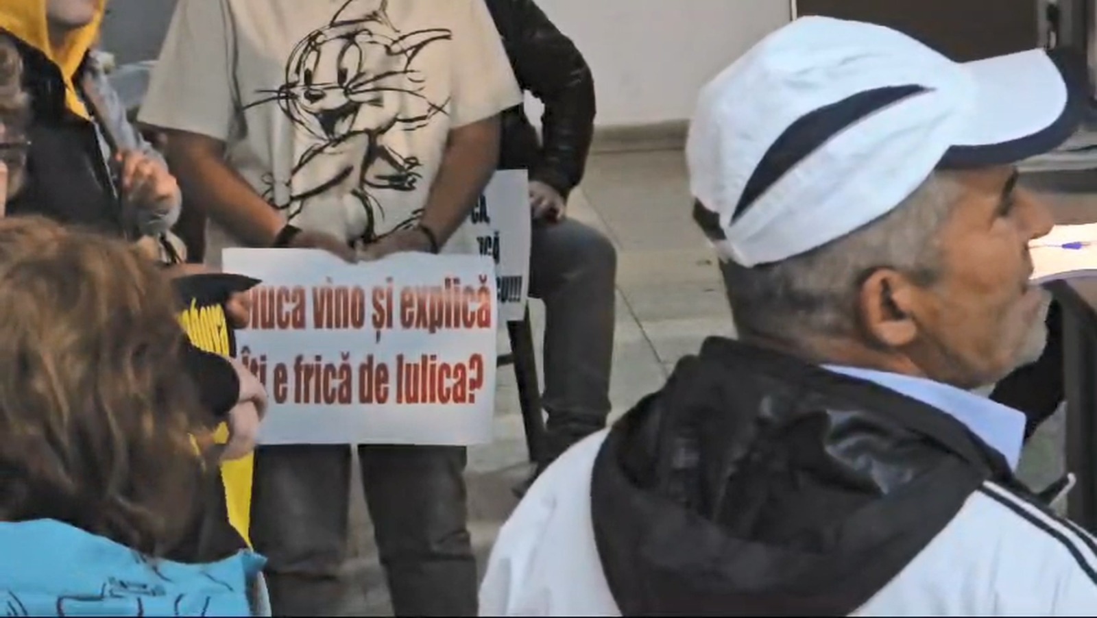 Protest la Biroul Electoral din Ploiești, după ce Iulian Dumitrescu, urmărit penal pentru mită, și-a depus candidatura la șefia CJ Prahova. Ce a decis PNL