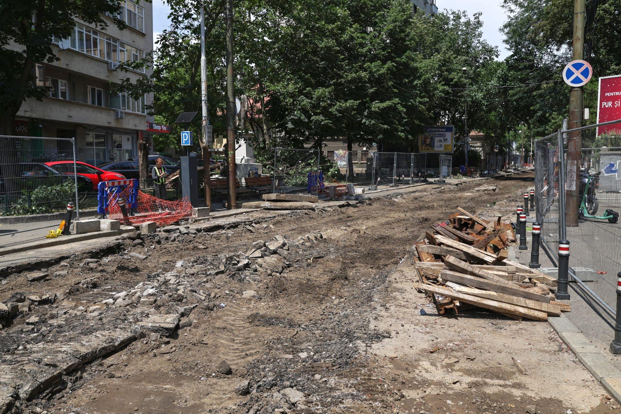 „Haos total! Tremură casa când trec utilajele”. Am mers pe șantierul STB să vedem cum se lucrează la schimbarea liniilor de tramvai
