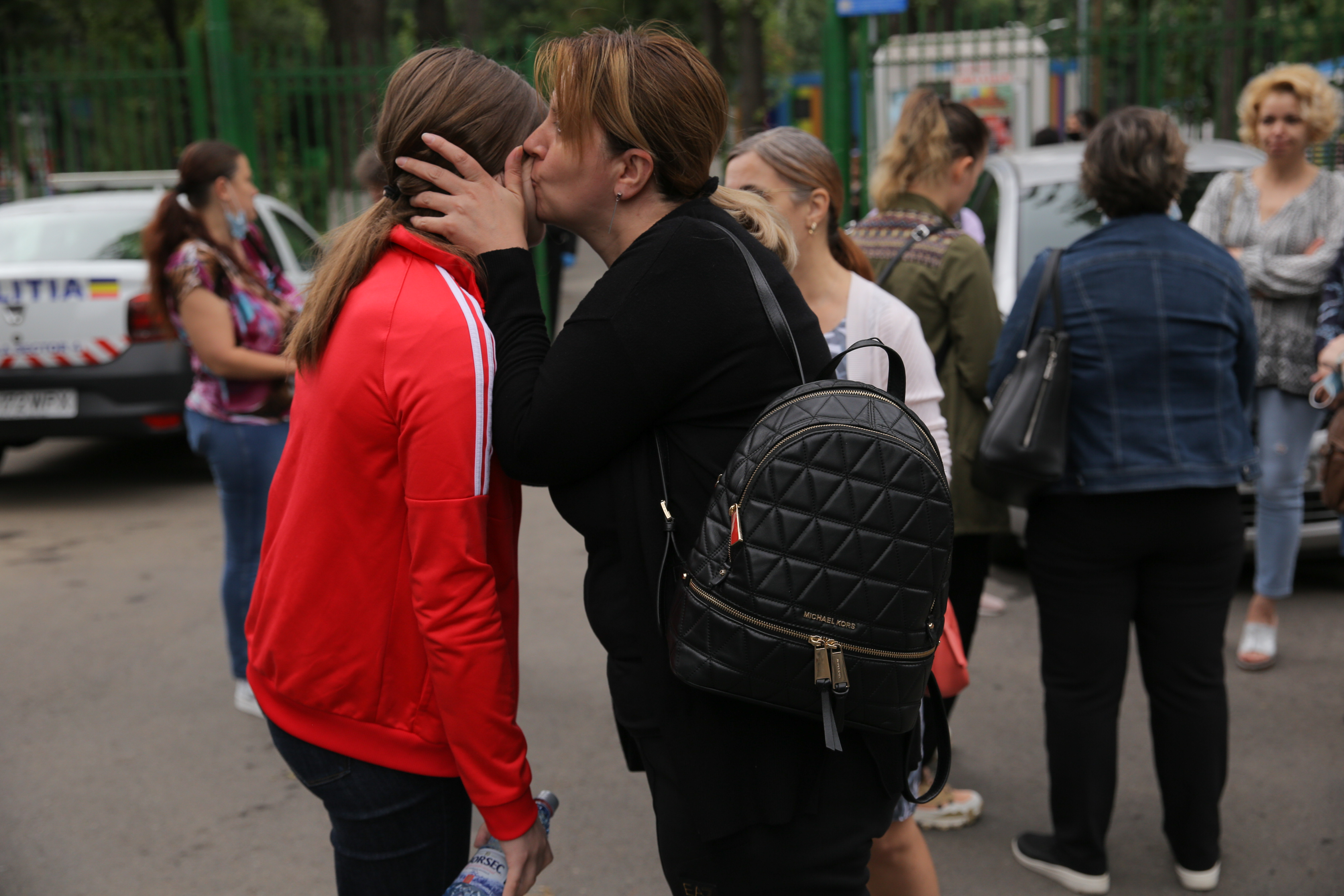 Evaluarea Națională | „Singurul lucru bun la pandemie a fost că ne-a dat mai mult timp să învățăm”. Emoții și tunele de dezinfectare la intrarea la examen