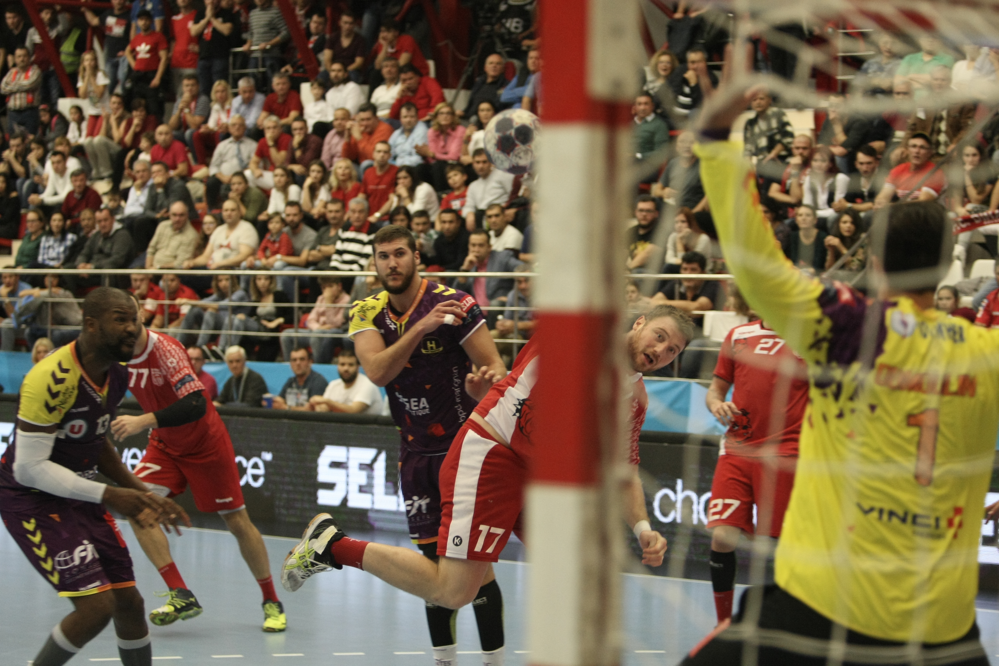 Dinamo a pierdut dramatic cu Nantes, în Liga Campionilor la handbal / GALERIE FOTO