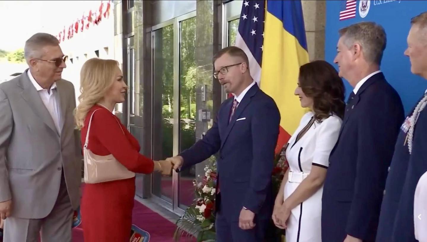 Cum a apărut îmbrăcată Gabriela Firea la recepția organizată de Ambasada SUA la București de Ziua Americii. Cine a însoțit-o la eveniment