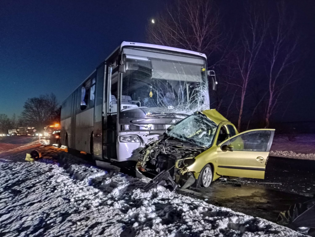 Tizennyolc utasával karambolozott a busz egy autóval Jászberénynél, meghalt egy ember – fotókon a szörnyű baleset