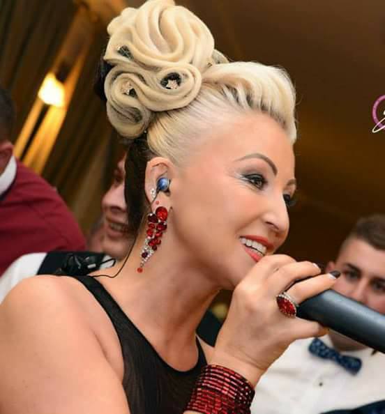 Tarif fabulos pentru o cântăreață de muzică populară. Ia 3.500 de euro pentru două ore de show | FOTO