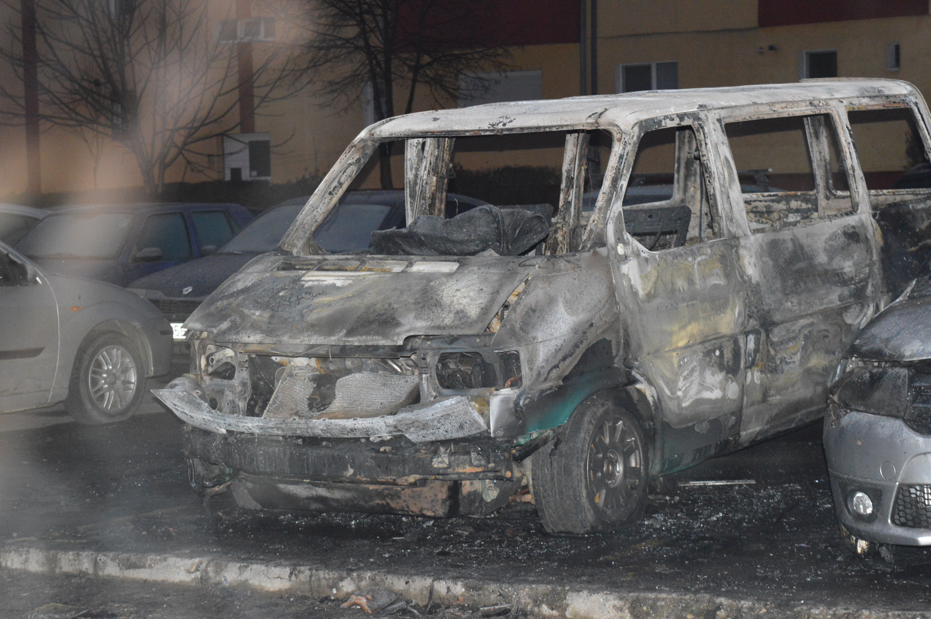 Incendiu într-o parcare din Reșița! Focul a fost pus intenționat?