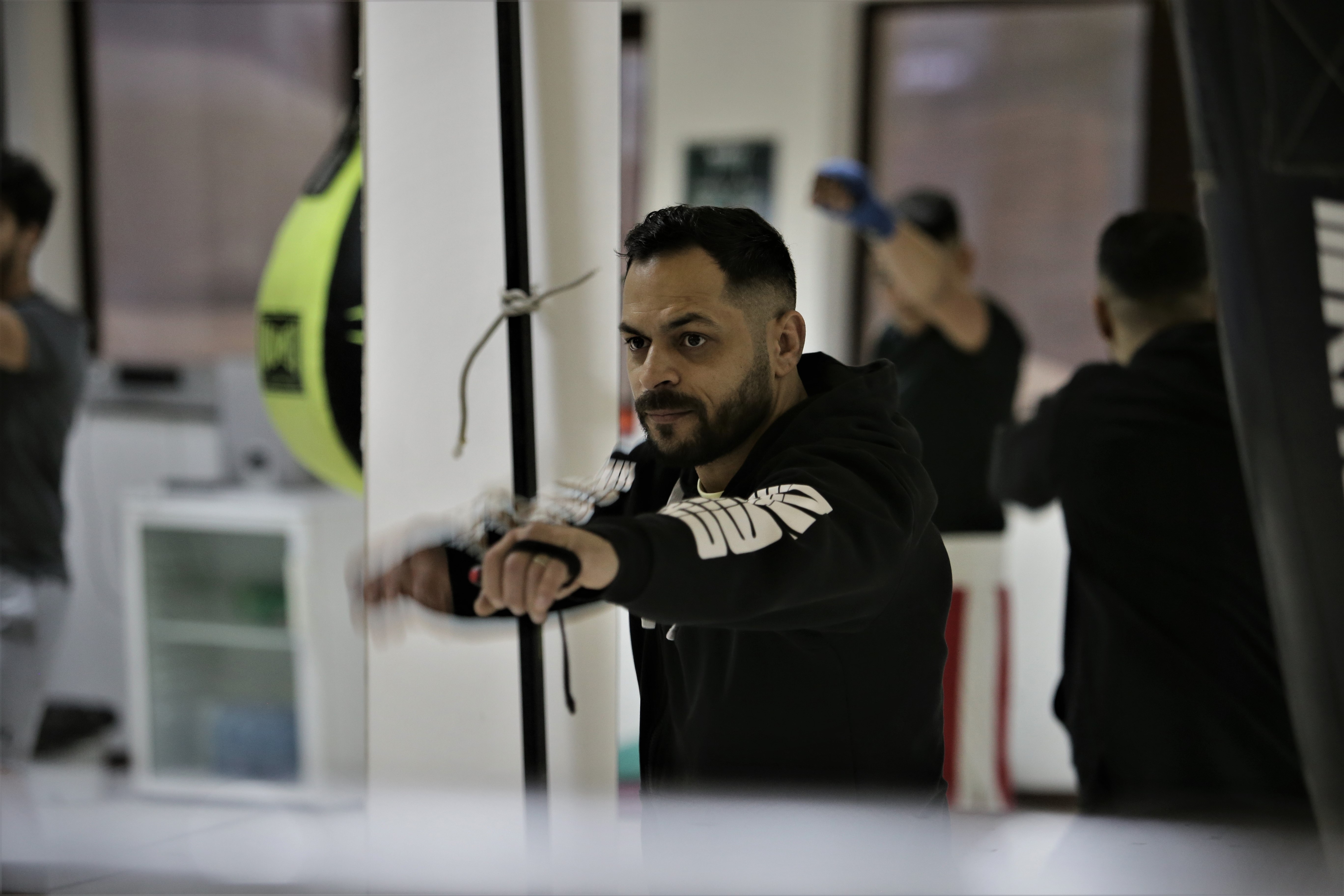 Fight Club de Pipera! Într-o sală din nordul Capitalei, un fost boxer învață mai mulți copii să devină campioni, iar pe corporatiști - să se apere: „Aici ei sunt familia mea”