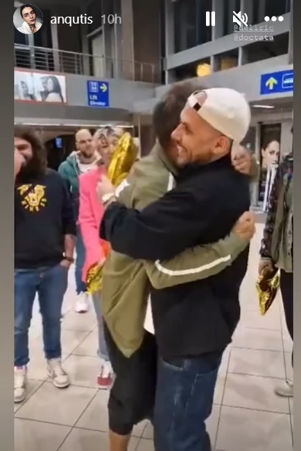 DOC s-a întors în România după eliminarea de la Survivor 2023. Cine l-a așteptat la aeroport și ce reacție a avut soția când l-a văzut