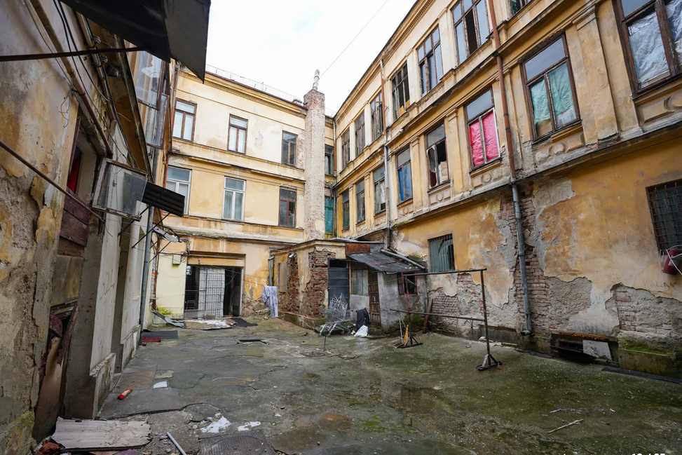 Hotelul în care Mihai Eminescu își îneca amarul se vinde cu 3.000.000 de euro. Clădirea ascunde o sinucidere din dragoste: „A batjocorit-o, apoi a părăsit-o”