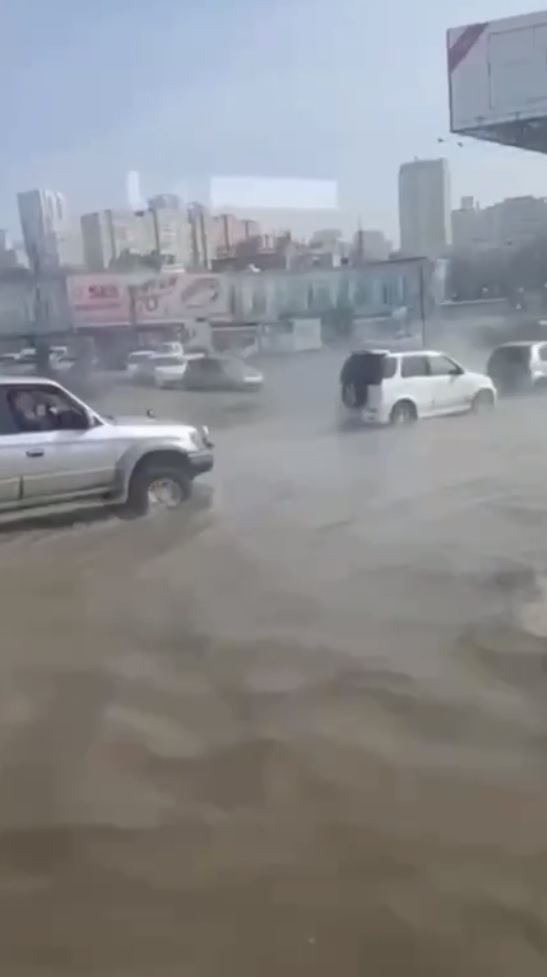 Un oraș rusesc a fost inundat cu apă clocotită. 30.000 de oameni au rămas fără căldură în case | VIDEO