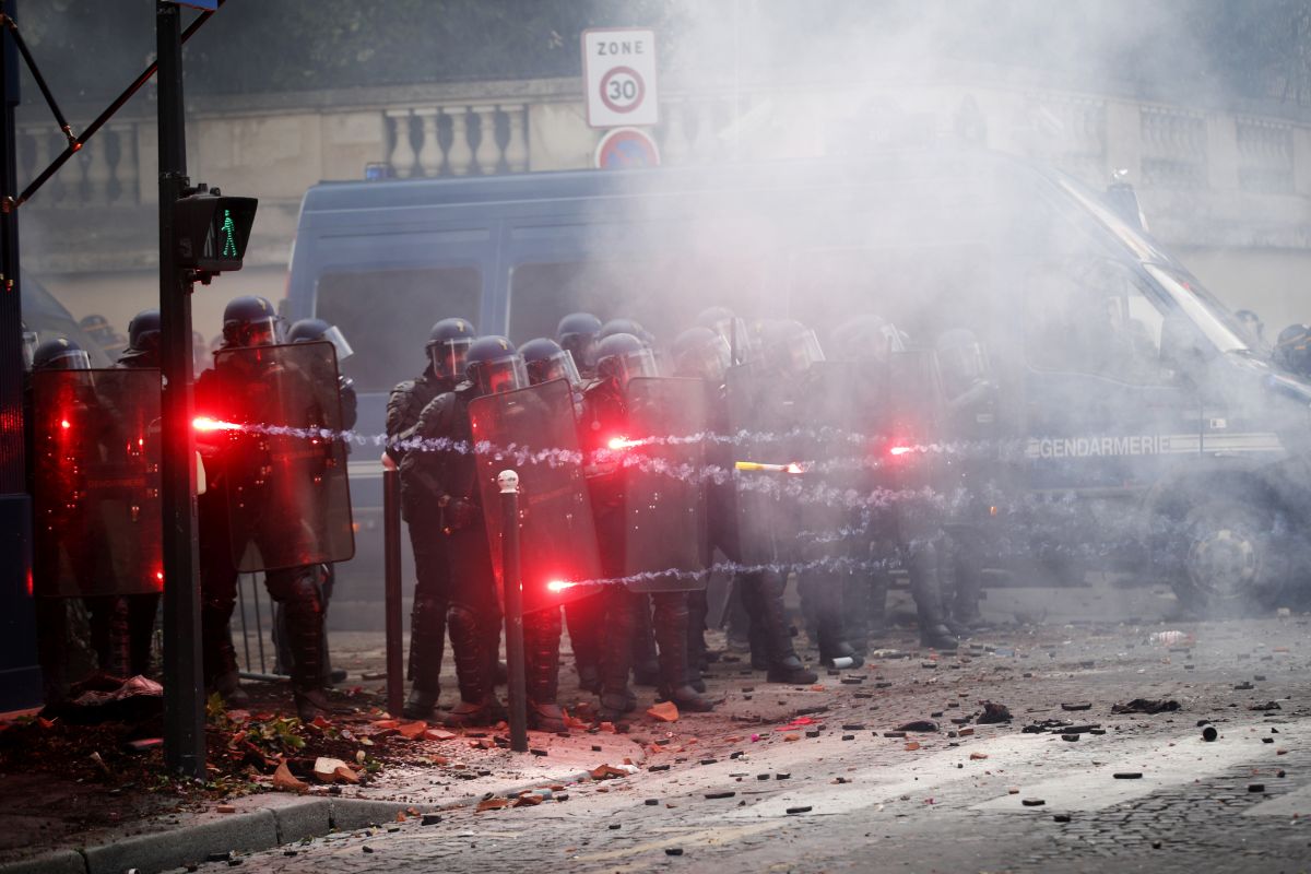 Săptămâna în imagini | O îmbrățișare în ciuda pandemiei, conflictul dintre doi giganți militari și lăcustele care au invadat mai multe țări