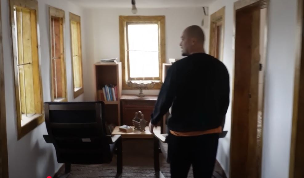Imagini cu casa de la țară a lui Puya, după ce a renovat-o complet: „Se pot construi case și din resturi găsite”
