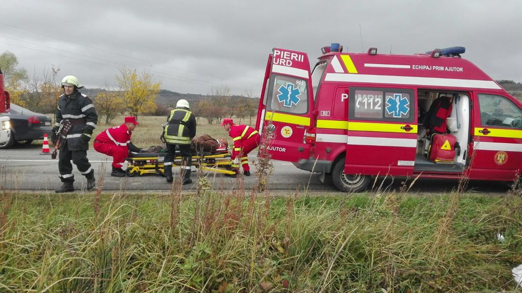 Trei oameni au ajuns la spital, după ce s-au răsturnat cu mașina în Timiș. Doi sunt în stare gravă - FOTO