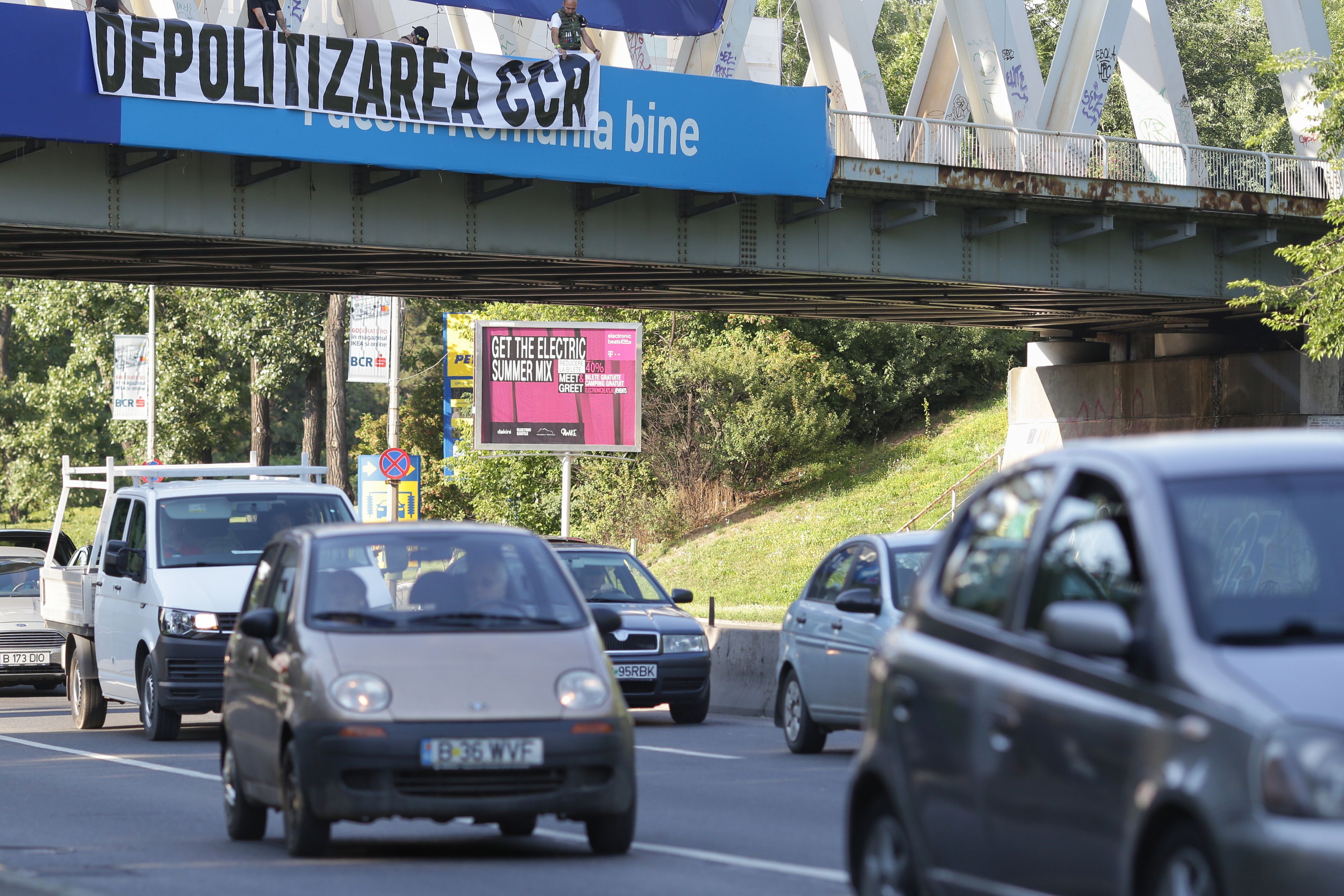 Protest la Fântâna Miorița din București. Oamenii au blocat trecerea de pietoni, în semn de protest față de ultimele modificări ale codurilor penale