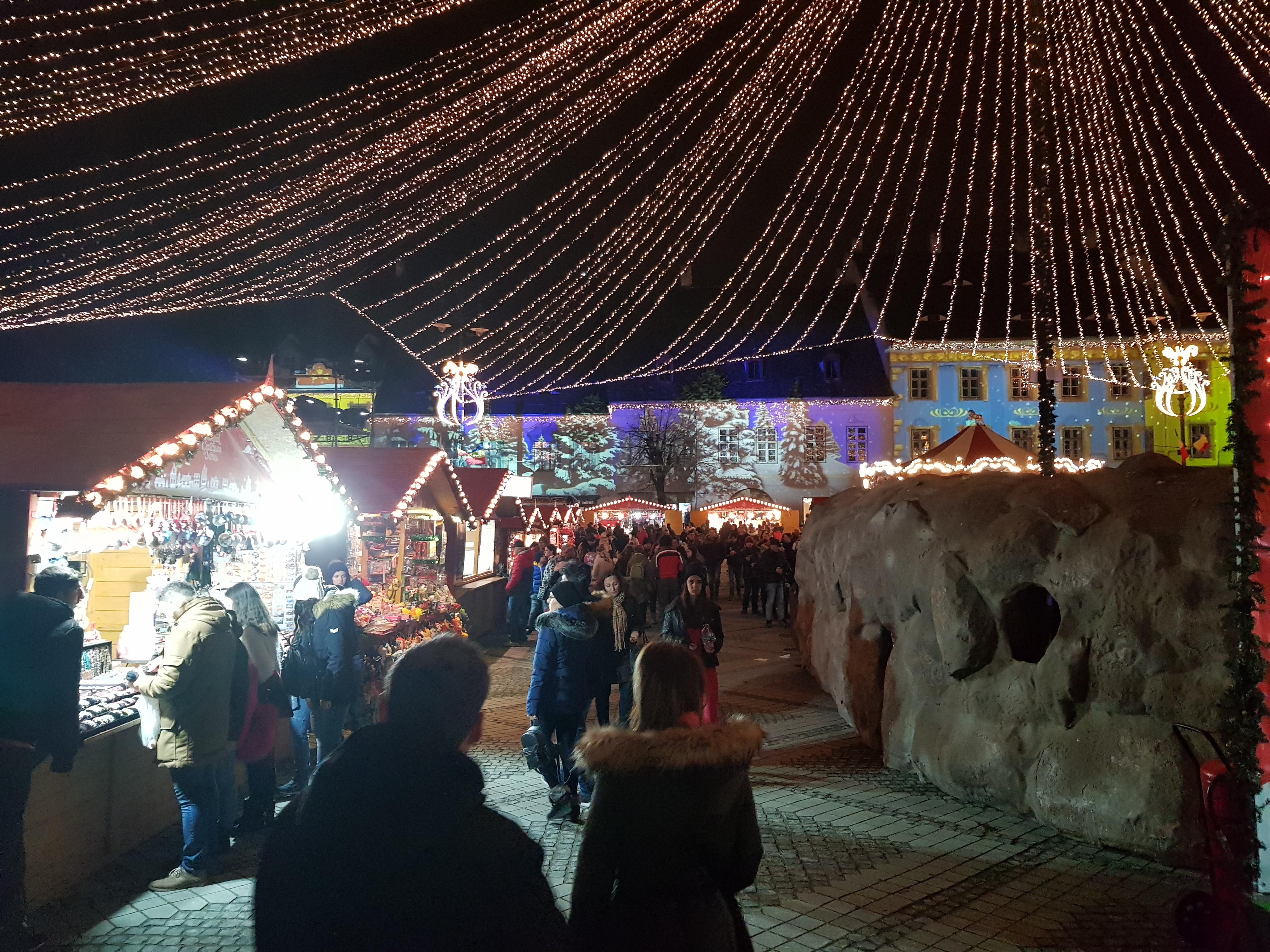 VIDEO&FOTO/ Mii de vizitatori la Târgul de Crăciun din Sibiu, la sfârșitul săptămânii trecute. O bucată din Viena, la prețuri de România