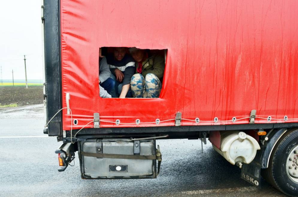 Trei imigranți din Afganistan s-au speriat când au ajuns în România și au vrut să fugă! GALERIE FOTO