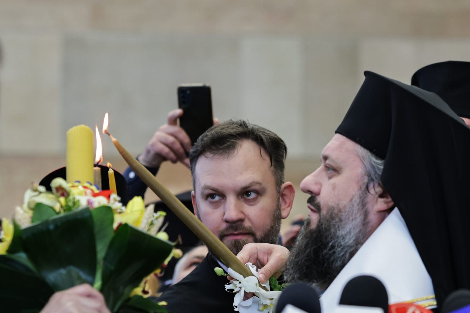 „Hristos a Înviat!” a răsunat sâmbătă la miezul nopții în întreaga Românie. „Un dar al iubirii lui Dumnezeu pentru noi toți”