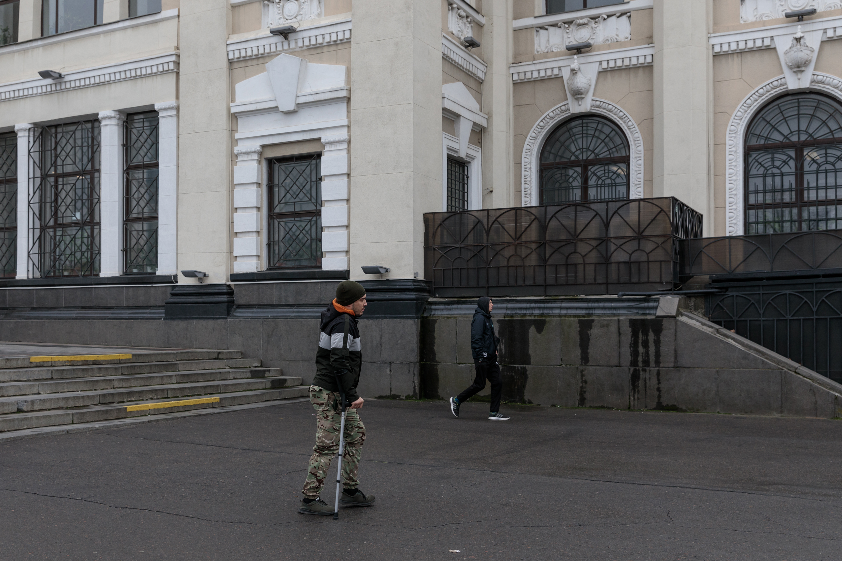 Însemnări din Odesa. Înainte de război, ghizii transportau turiștii cu mașini electrice. Astăzi, monumentele UNESCO sunt protejate în cutii antibombă