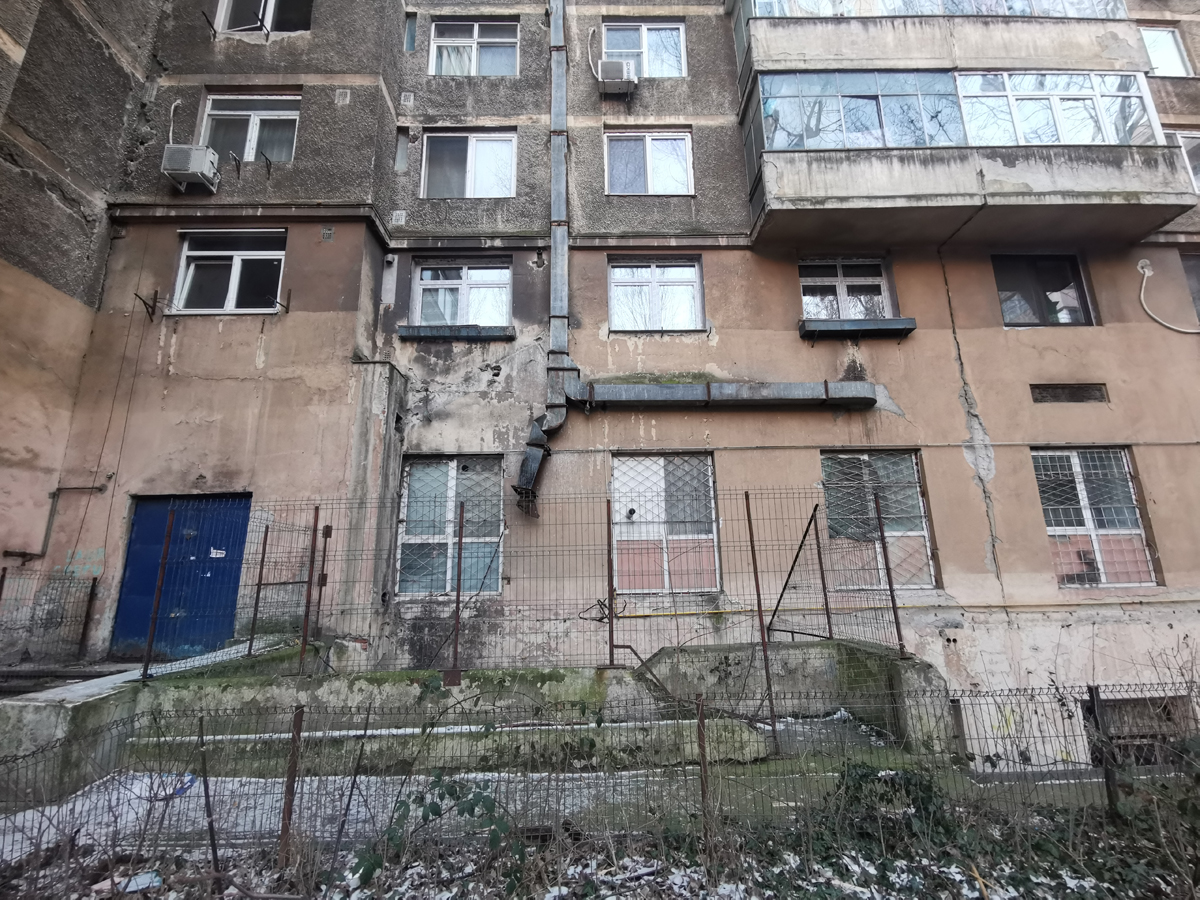 REPORTAJ. Viața în blocurile cu bulină roșie din București: unele au și 80% grad de ocupare
