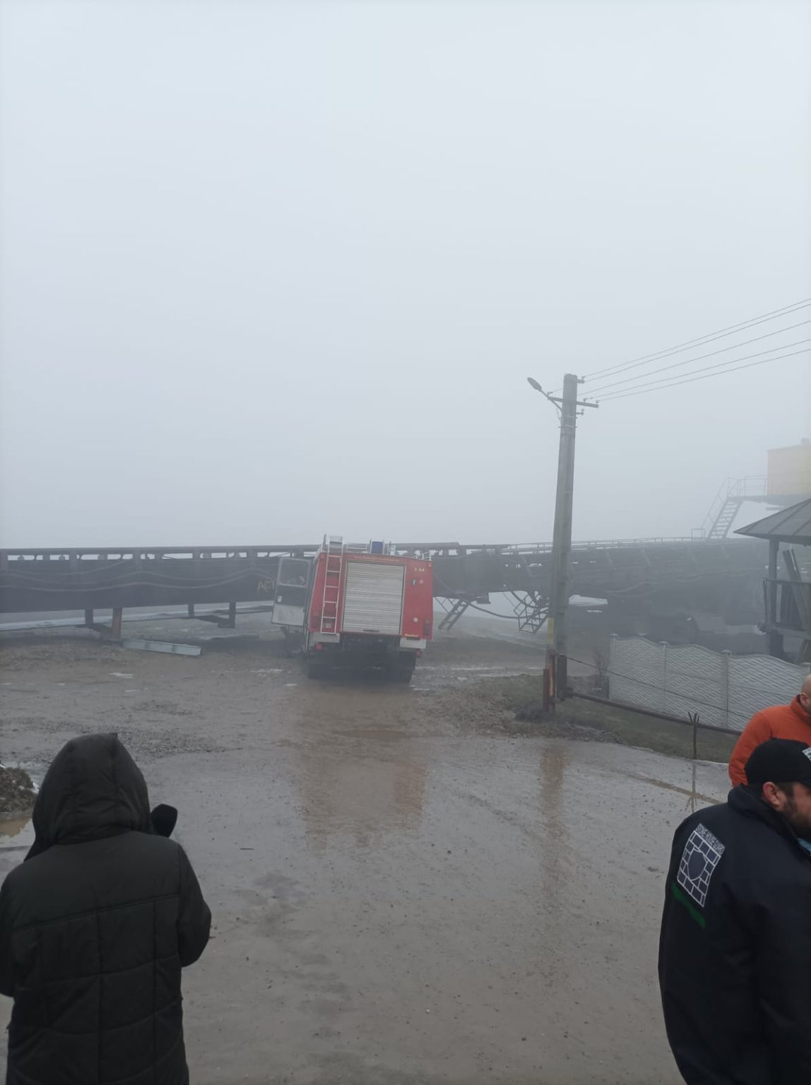 Accident la cariera Roșia, din Gorj. O mașină în care se aflau șase muncitori a intrat într-o bandă transportoare. Patru oameni au fost răniți