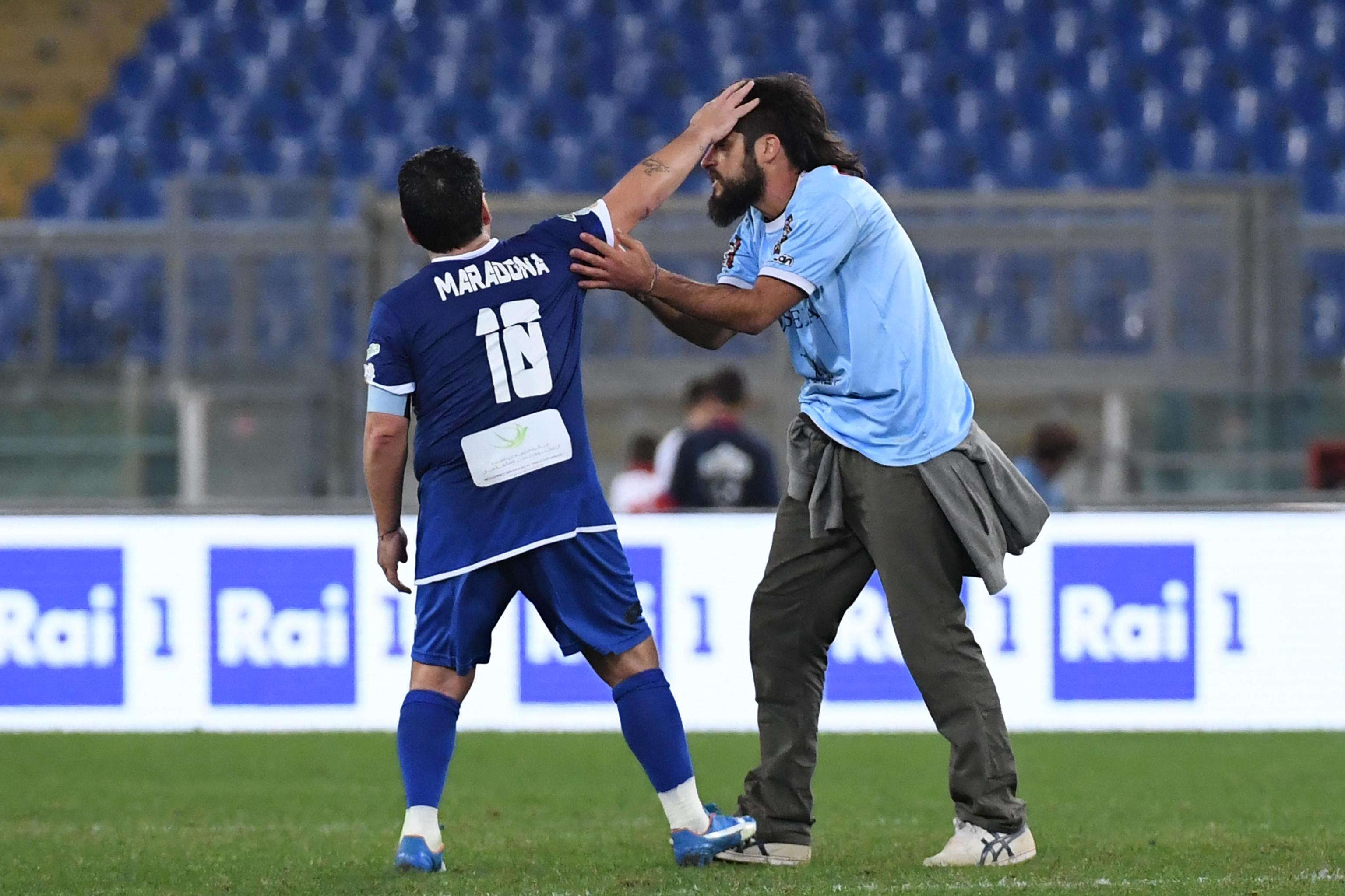 Diego Maradona a făcut circ la meciul caritabil ”Uniți pentru Pace”. ”Butoiașul atomic” s-a ciondănit cu Veron / GALERIE FOTO & VIDEO