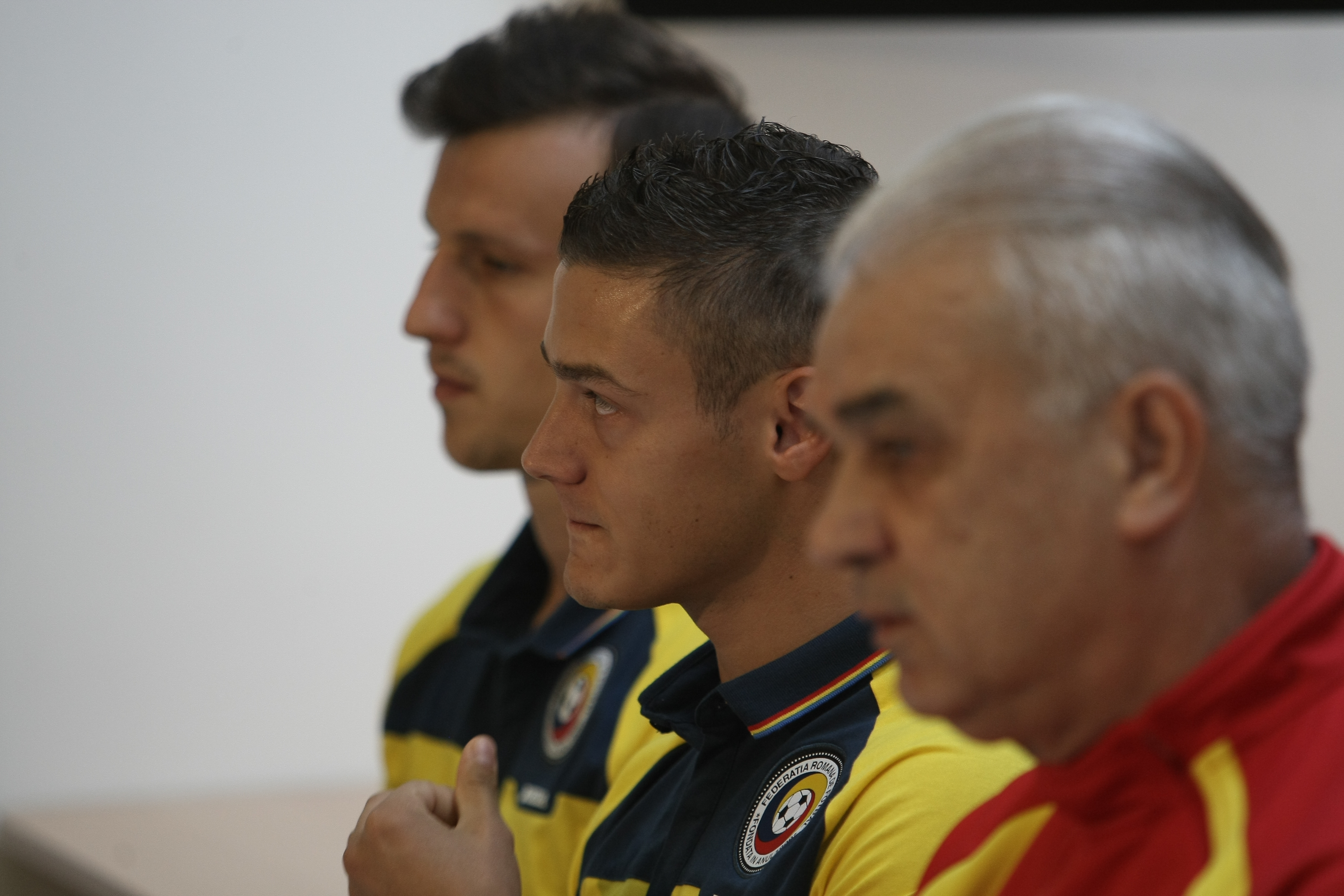 PRELIMINARIILE EURO 2016, ROMÂNIA - GRECIA (luni, ora 21.45, TVR 1) / Puiu e nervos. A plecat brusc din conferința de presă. Nu știe dacă va fi lăsat la cârma naționalei, ^dacă va califica echipa la turneul final din Franța. Ce au declarat tricolorii la Mogoșoaia / GALERIE FOTO