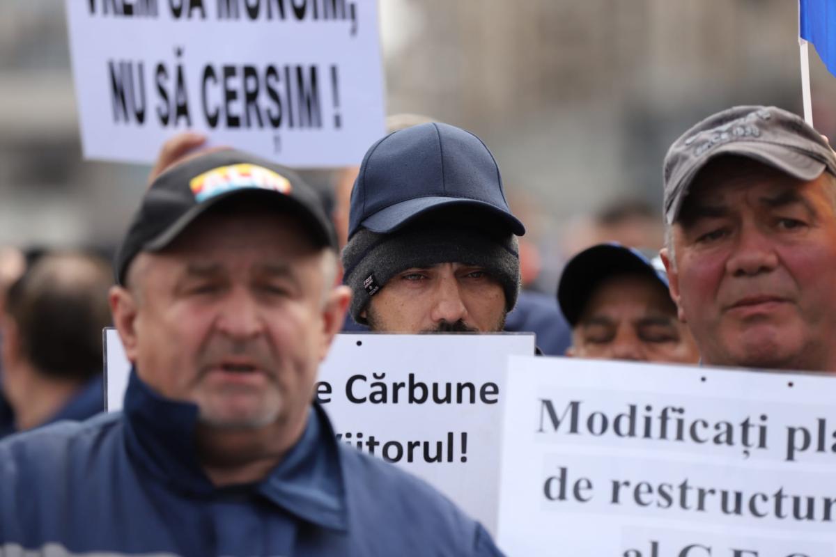 Fanii lui Călin Georgescu au spart barajul la protestul de la Guvern. Bătaie între mineri și jandarmi la finalul manifestației
