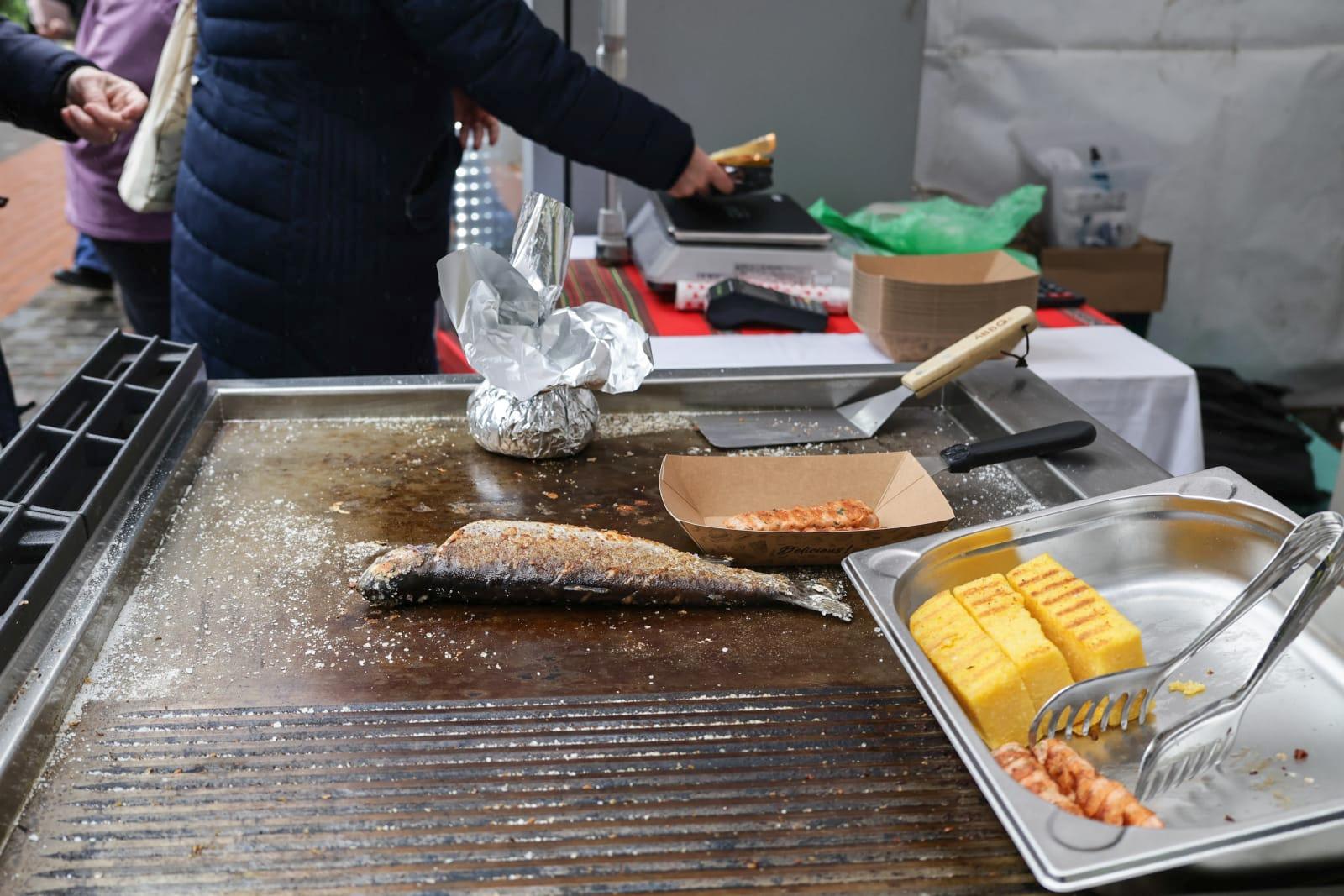Borș pescăresc și mici din pește sub privirile bucureștenilor. Cât a ajuns să coste un kilogram de cozonac la târgul pescăresc de Florii