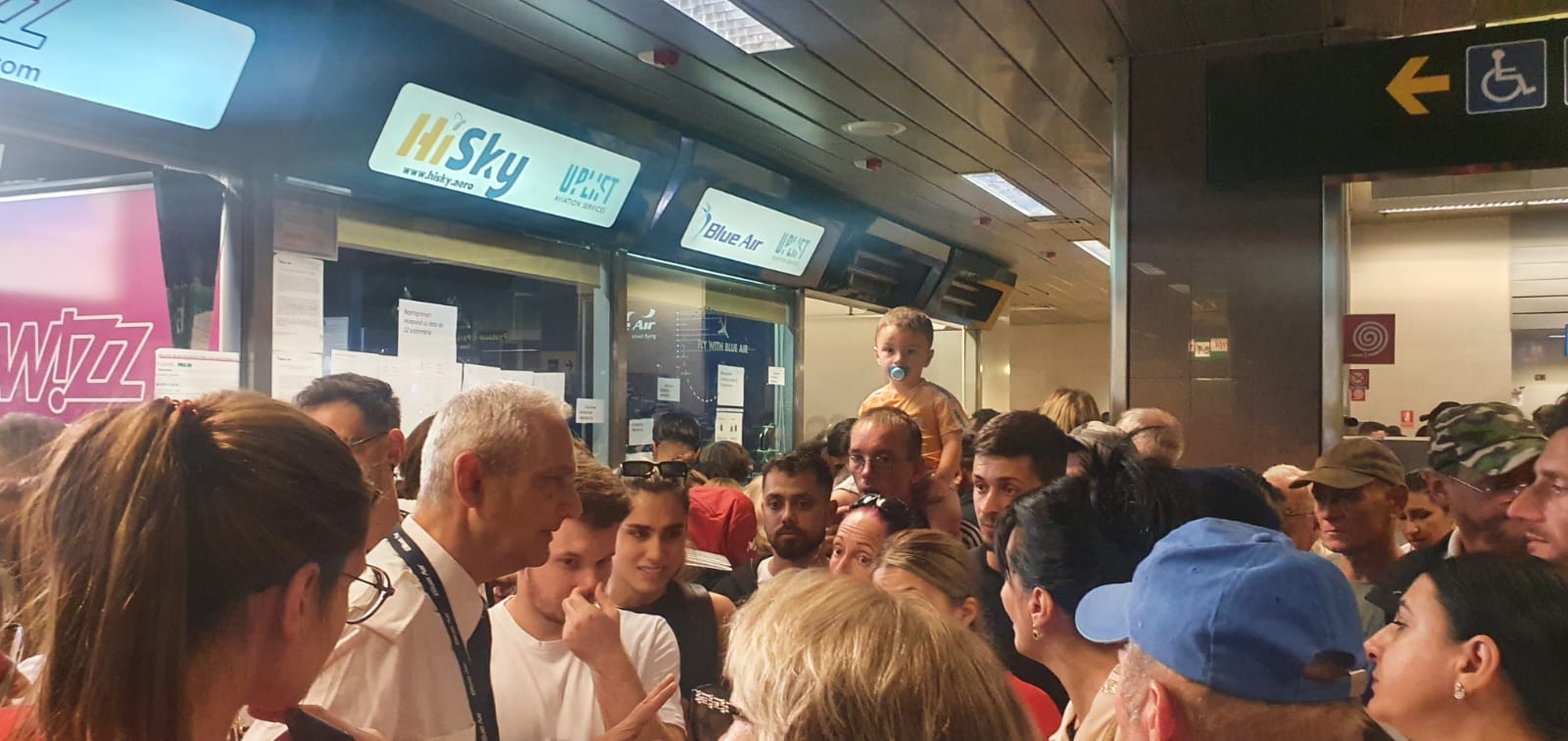Imagini cu haosul de pe aeroportul Otopeni, unde călătorii au aflat că Blue Air a suspendat toate zborurile