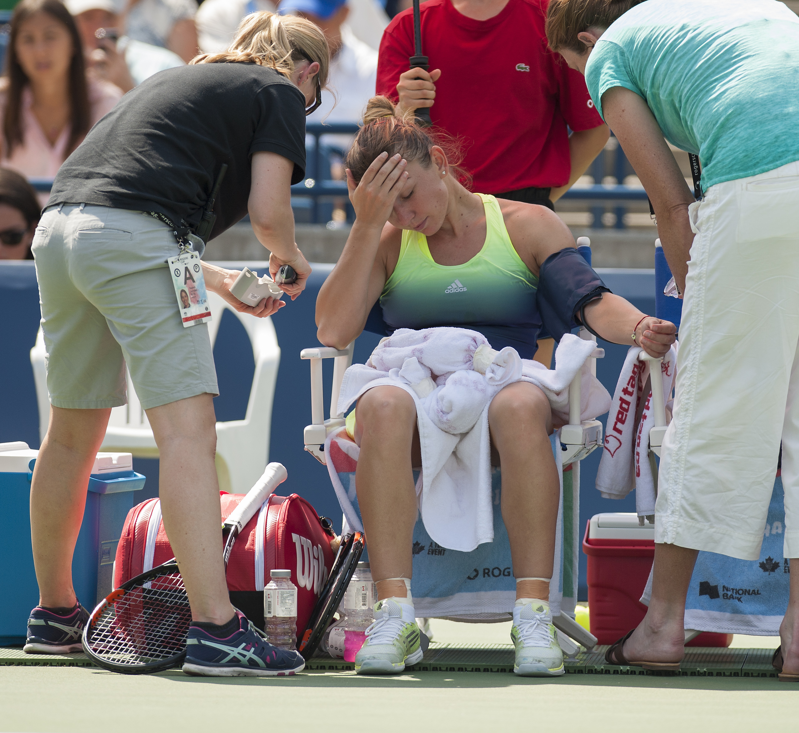 Halep a explicat motivele abandonului din finala de la Toronto: ”În primul set am simțit dureri musculare. Apoi, durerea s-a dus spre genunchi. În setul secund m-am simtit mai rău, aveam crampe la stomac, amețeli” / FOTO