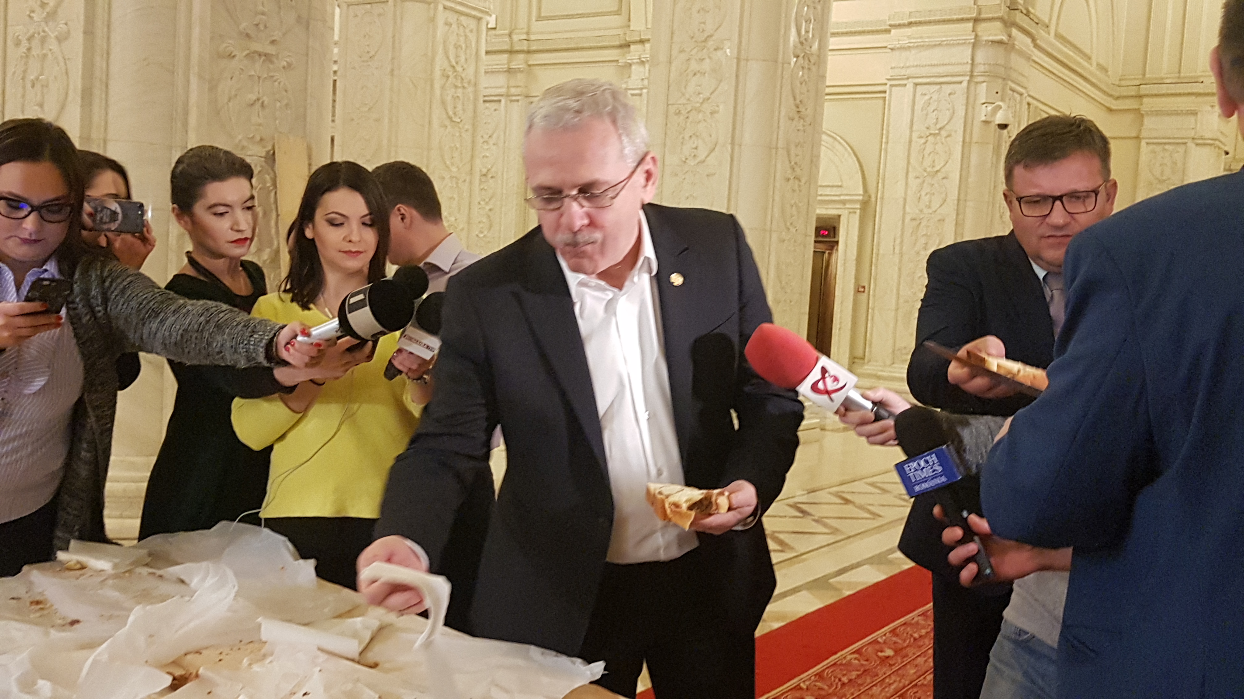 VIDEO / FOTO. Dragnea a mâncat cozonac de la Opoziţie şi a fost colindat de jandarmi. Deputatul PNL Corneliu Olar a venit cu maceta în Parlament